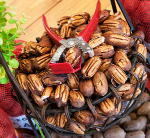 CRACKED PECANS